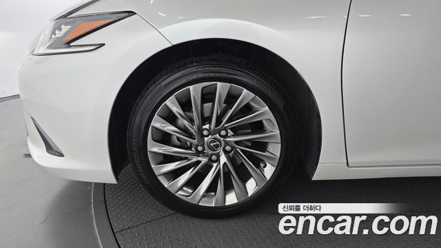 Lexus ES 300h 7-го поколения Executive - фото 4