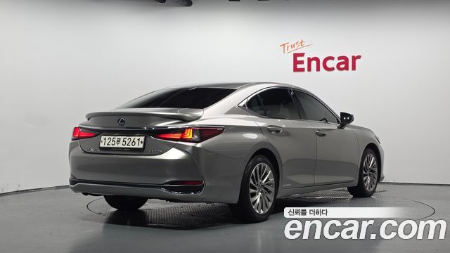 Lexus ES 300h 7-го поколения Executive - фото 0