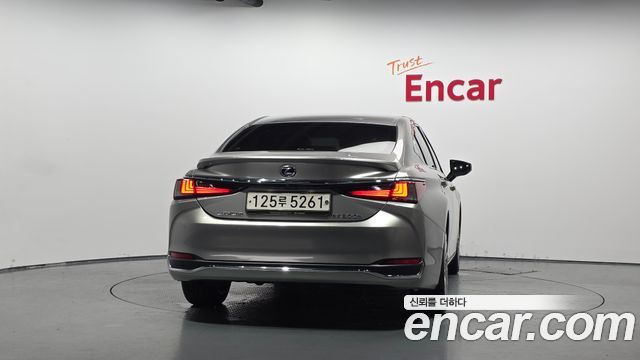 Lexus ES 300h 7-го поколения Executive - фото 2