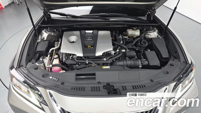 Lexus ES 300h 7-го поколения Executive - фото 4