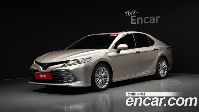 Toyota Camry XV70 2.5 XLE Hybrid - фото 0