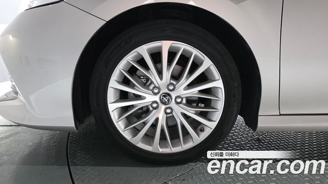 Toyota Camry XV70 2.5 XLE Hybrid - фото 4