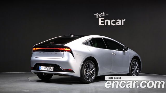 Toyota Prius 5-го поколения 2.0 XLE - фото 1