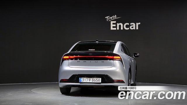 Toyota Prius 5-го поколения 2.0 XLE - фото 3