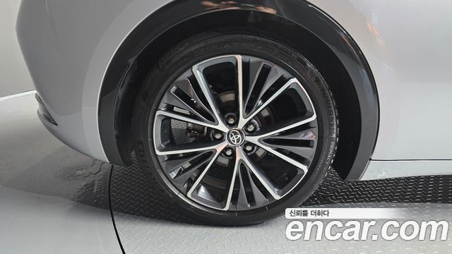 Toyota Prius 5-го поколения 2.0 XLE - фото 4