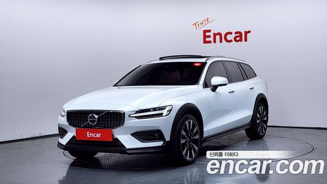 Volvo V60 Cross Country 2-го поколения B5 Ultimate AWD - фото 0