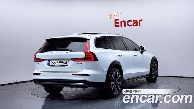 Volvo V60 Cross Country 2-го поколения B5 Ultimate AWD - фото 1