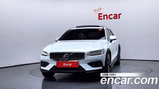 Volvo V60 Cross Country 2-го поколения B5 Ultimate AWD - фото 2