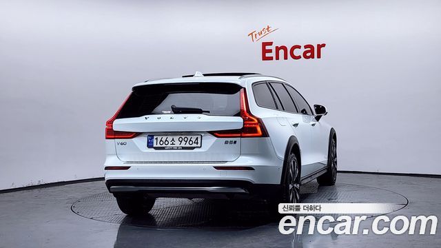 Volvo V60 Cross Country 2-го поколения B5 Ultimate AWD - фото 3