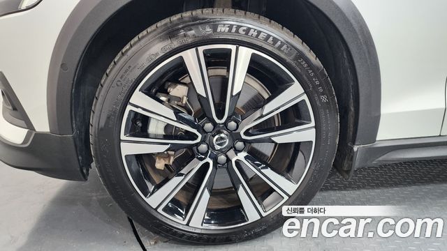 Volvo V60 Cross Country 2-го поколения B5 Ultimate AWD - фото 4