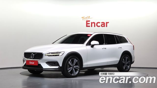 Volvo V60 Cross Country 2-го поколения T5 Pro AWD - фото 0