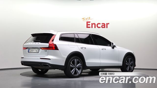 Volvo V60 Cross Country 2-го поколения T5 Pro AWD - фото 1