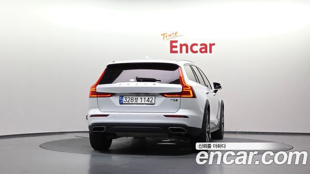 Volvo V60 Cross Country 2-го поколения T5 Pro AWD - фото 3