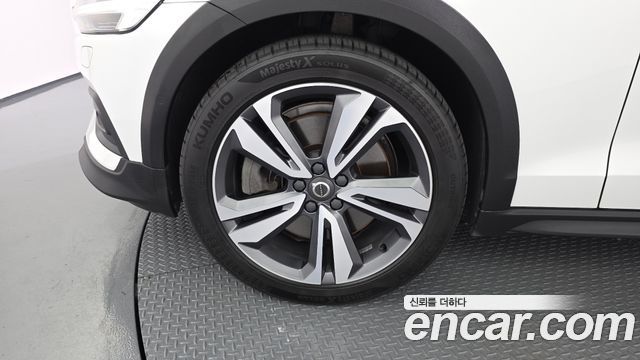 Volvo V60 Cross Country 2-го поколения T5 Pro AWD - фото 4