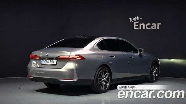 BMW 5 Series G60 520i - фото 1