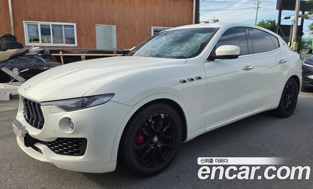 Maserati Levante 3.0 Diesel AWD GranLusso - фото 0