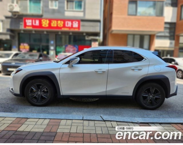 Lexus UX 250h 2.0 2WD - фото 2