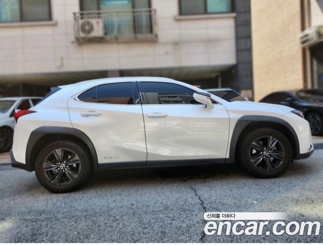 Lexus UX 250h 2.0 2WD - фото 3