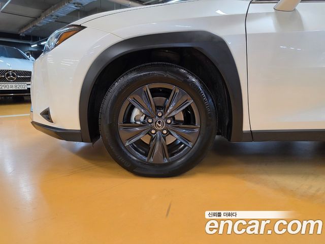 Lexus UX 300h 2.0 2WD - фото 4