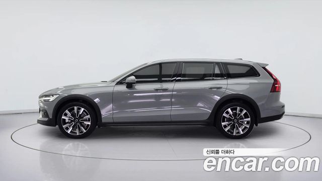 Volvo V60 Cross Country 2-го поколения B5 Ultimate AWD - фото 2