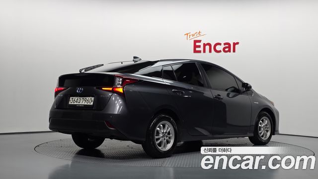 Toyota Prius 4-го поколения 1.8 - фото 1