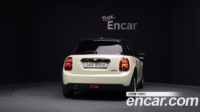 Mini Cooper 5Door Standard 3rd - фото 3