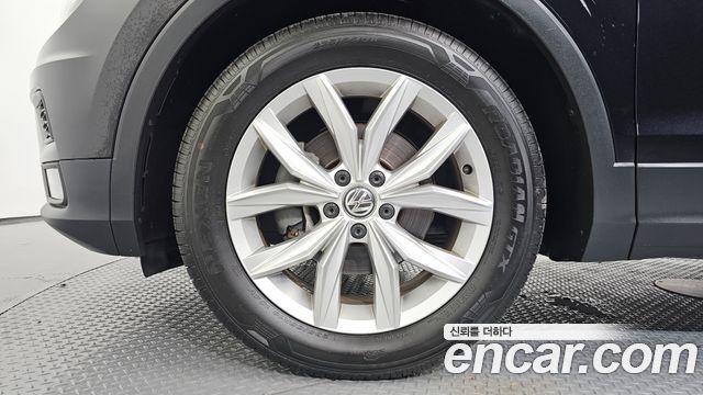 Volkswagen Tiguan 2-го поколения 2.0 TDI Premium - фото 4