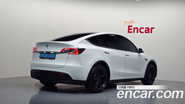 Tesla Model Y Standard Range RWD - фото 1