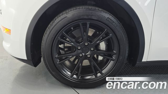 Tesla Model Y Standard Range RWD - фото 4