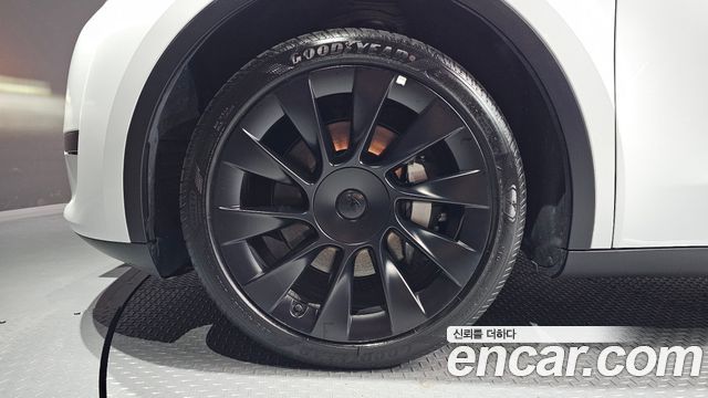 Tesla Model Y RWD - фото 3