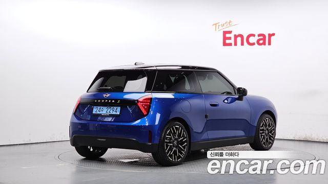 Mini Cooper Electric 4-го поколения SE Favoured - фото 1