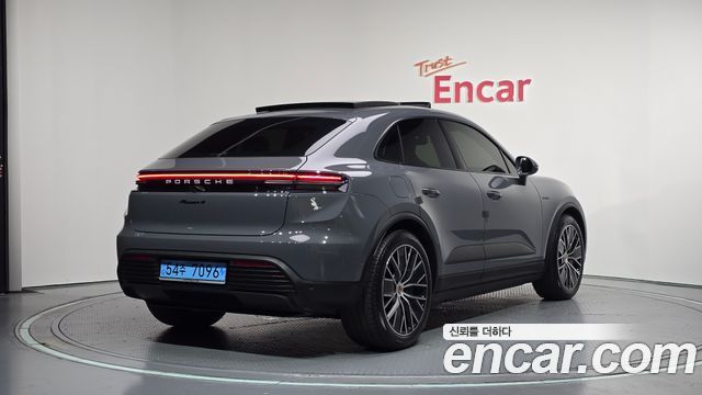 Porsche Macan EV Base 4 - фото 0