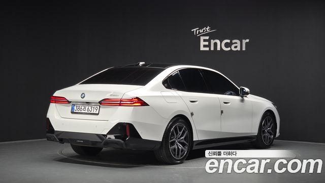 BMW 5 Series G60 520i M Sport - фото 1