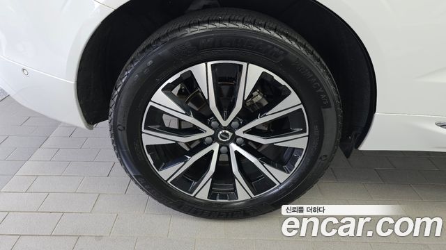 Volvo XC60 2-го поколения B5 Ultimate Bright - фото 4
