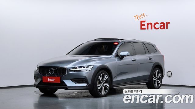Volvo V60 Cross Country 2-го поколения B5 Pro AWD - фото 0