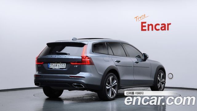Volvo V60 Cross Country 2-го поколения B5 Pro AWD - фото 1