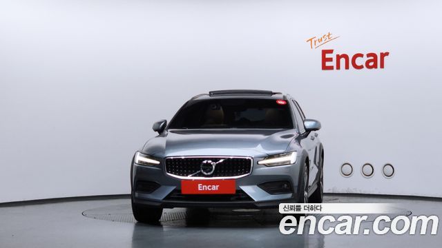Volvo V60 Cross Country 2-го поколения B5 Pro AWD - фото 2