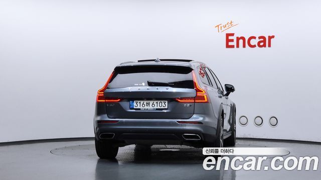 Volvo V60 Cross Country 2-го поколения B5 Pro AWD - фото 3