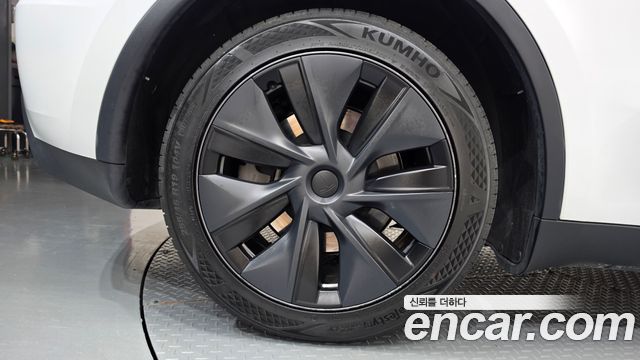 Tesla Model Y Long Range AWD - фото 4