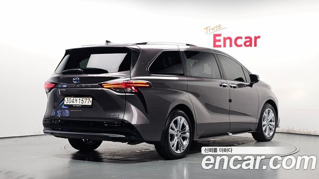 Toyota Sienna 4-го поколения 2.5 Hybrid 2WD - фото 0