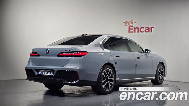 BMW 7 Series G70 740i xDrive M Sport - фото 1