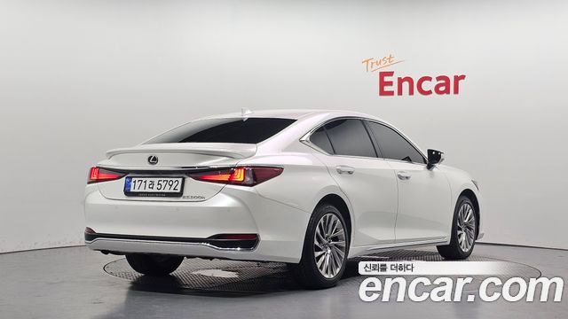Lexus ES 300h 7-го поколения Executive - фото 1