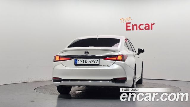 Lexus ES 300h 7-го поколения Executive - фото 3