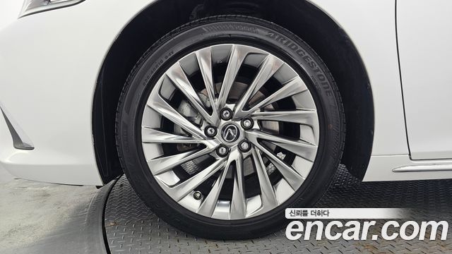 Lexus ES 300h 7-го поколения Executive - фото 4