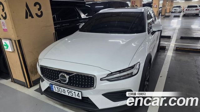 Volvo V60 Cross Country 2-го поколения B5 AWD - фото 0