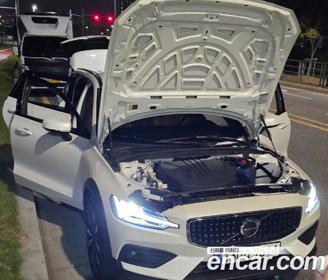 Volvo V60 Cross Country 2-го поколения B5 AWD - фото 2