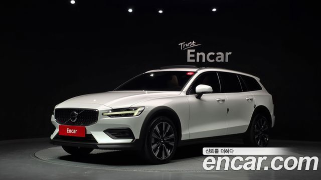 Volvo V60 Cross Country 2-го поколения B5 Ultimate AWD - фото 0