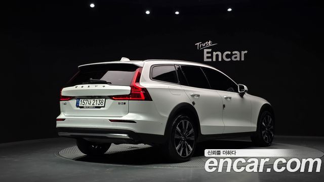 Volvo V60 Cross Country 2-го поколения B5 Ultimate AWD - фото 1