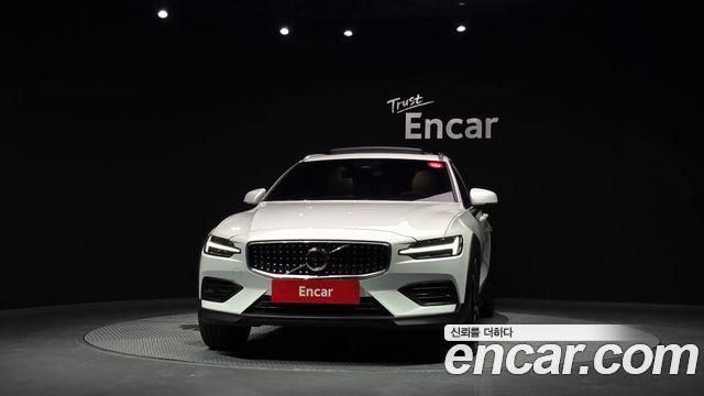 Volvo V60 Cross Country 2-го поколения B5 Ultimate AWD - фото 2