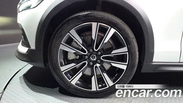 Volvo V60 Cross Country 2-го поколения B5 Ultimate AWD - фото 4
